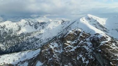 Giewont dağı Zakopane Polonya yakınlarındaki devasa kış karı.