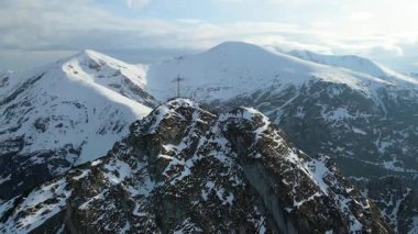 Giewont dağı Zakopane Polonya yakınlarındaki devasa kış karı.