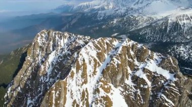Giewont dağı Zakopane Polonya yakınlarındaki devasa kış karı.