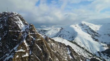 Giewont dağı Zakopane Polonya yakınlarındaki devasa kış karı.
