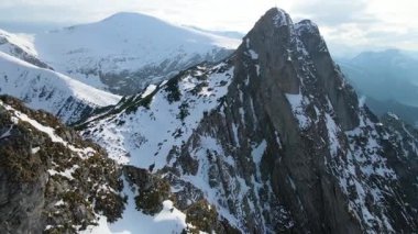 Giewont dağı Zakopane Polonya yakınlarındaki devasa kış karı.