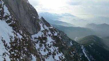 Giewont dağı Zakopane Polonya yakınlarındaki devasa kış karı.