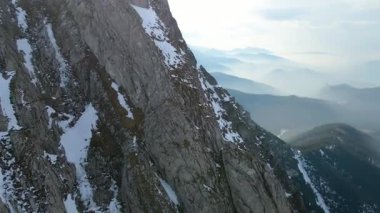 Giewont dağı Zakopane Polonya yakınlarındaki devasa kış karı.