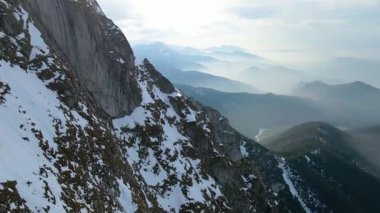 Giewont dağı Zakopane Polonya yakınlarındaki devasa kış karı.