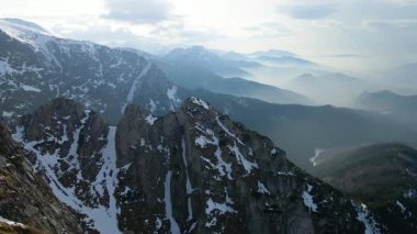 Giewont dağı Zakopane Polonya yakınlarındaki devasa kış karı.
