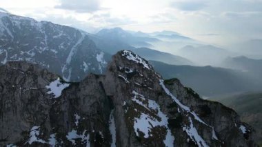 Giewont dağı Zakopane Polonya yakınlarındaki devasa kış karı.