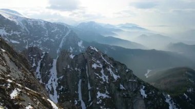 Giewont dağı Zakopane Polonya yakınlarındaki devasa kış karı.