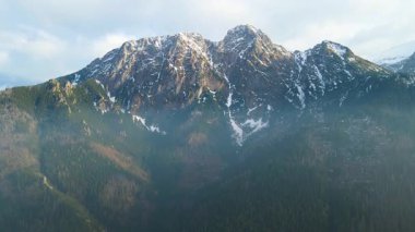 Giewont dağı Zakopane Polonya yakınlarındaki devasa kış karı.