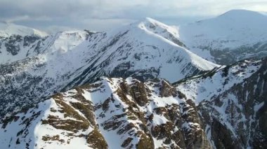 Giewont dağı Zakopane Polonya yakınlarındaki devasa kış karı.
