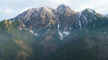 Giewont dağı Zakopane Polonya yakınlarındaki devasa kış karı.