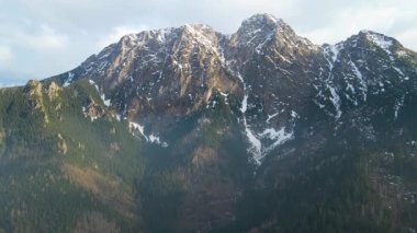 Giewont dağı Zakopane Polonya yakınlarındaki devasa kış karı.