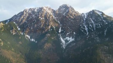 Giewont dağı Zakopane Polonya yakınlarındaki devasa kış karı.
