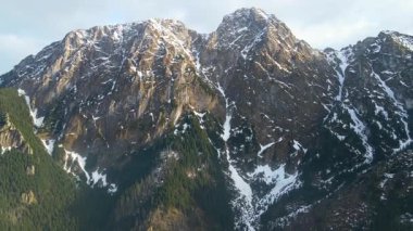Giewont dağı Zakopane Polonya yakınlarındaki devasa kış karı.