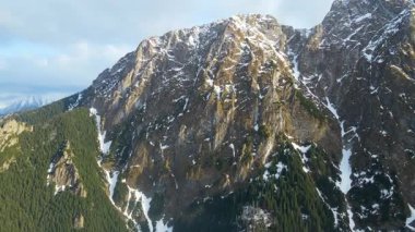 Giewont dağı Zakopane Polonya yakınlarındaki devasa kış karı.