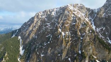 Giewont dağı Zakopane Polonya yakınlarındaki devasa kış karı.
