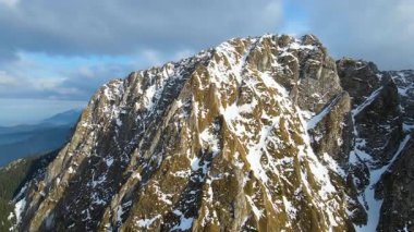 Giewont dağı Zakopane Polonya yakınlarındaki devasa kış karı.