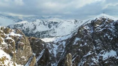 Giewont dağı Zakopane Polonya yakınlarındaki devasa kış karı.