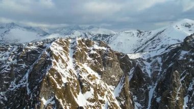 Giewont dağı Zakopane Polonya yakınlarındaki devasa kış karı.