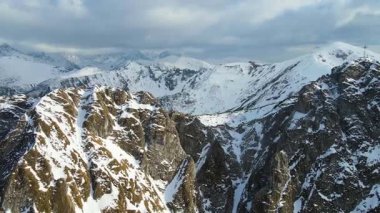 Giewont dağı Zakopane Polonya yakınlarındaki devasa kış karı.