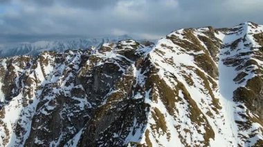 Giewont dağı Zakopane Polonya yakınlarındaki devasa kış karı.