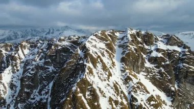 Giewont dağı Zakopane Polonya yakınlarındaki devasa kış karı.