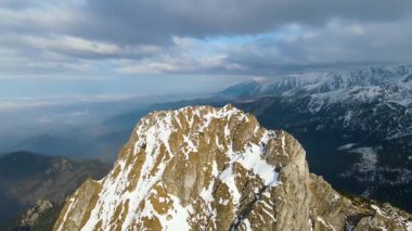 Giewont dağı Zakopane Polonya yakınlarındaki devasa kış karı.