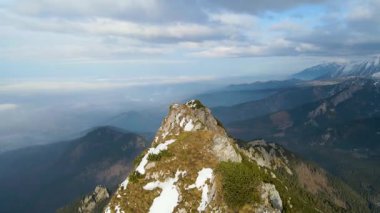 Giewont dağı Zakopane Polonya yakınlarındaki devasa kış karı.