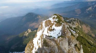 Giewont dağı Zakopane Polonya yakınlarındaki devasa kış karı.