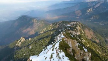 Giewont dağı Zakopane Polonya yakınlarındaki devasa kış karı.