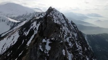 Giewont dağı Zakopane Polonya yakınlarındaki devasa kış karı.