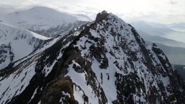 Giewont dağı Zakopane Polonya yakınlarındaki devasa kış karı.