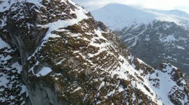 Giewont dağı Zakopane Polonya yakınlarındaki devasa kış karı.