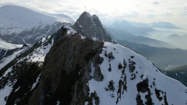 Giewont dağı Zakopane Polonya yakınlarındaki devasa kış karı.