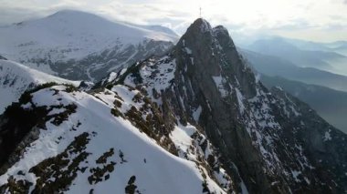 Giewont dağı Zakopane Polonya yakınlarındaki devasa kış karı.