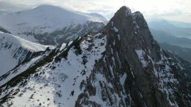 Giewont dağı Zakopane Polonya yakınlarındaki devasa kış karı.