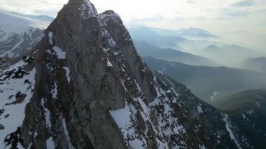 Giewont dağı Zakopane Polonya yakınlarındaki devasa kış karı.