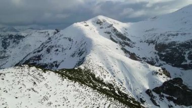 Giewont dağı Zakopane Polonya yakınlarındaki devasa kış karı.