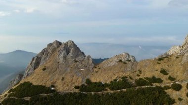 Giewont dağı Zakopane Polonya yakınlarındaki devasa kış karı.