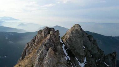 Giewont dağı Zakopane Polonya yakınlarındaki devasa kış karı.