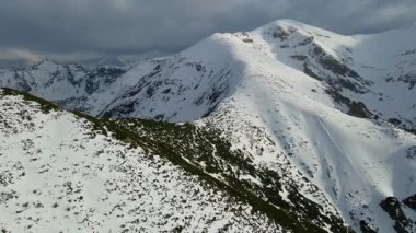 Giewont dağı Zakopane Polonya yakınlarındaki devasa kış karı.