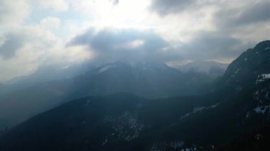 Giewont dağı Zakopane Polonya yakınlarındaki devasa kış karı.
