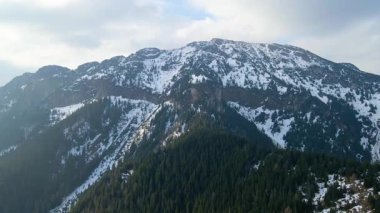Giewont dağı Zakopane Polonya yakınlarındaki devasa kış karı.