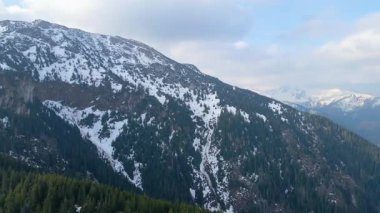 Giewont dağı Zakopane Polonya yakınlarındaki devasa kış karı.