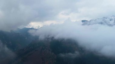 Giewont dağı Zakopane Polonya yakınlarındaki devasa kış karı.
