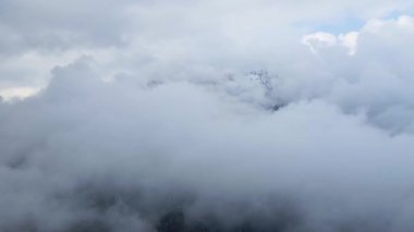 Bulutlar gökyüzü drone görünümü ortada