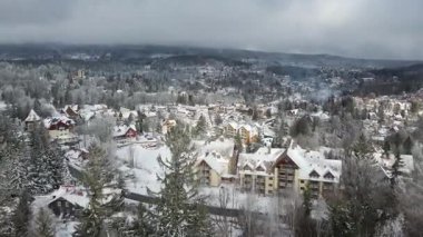 Dağlar dinlenme otelinin insansız hava aracı kış karı manzarası