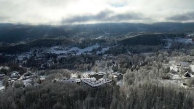 Dağlar dinlenme otelinin insansız hava aracı kış karı manzarası