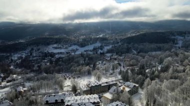 Dağlar dinlenme otelinin insansız hava aracı kış karı manzarası