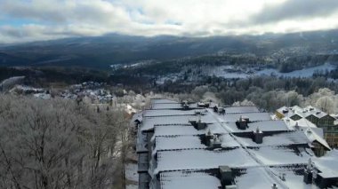 Dağlar dinlenme otelinin insansız hava aracı kış karı manzarası