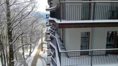 Dağlar dinlenme otelinin insansız hava aracı kış karı manzarası
